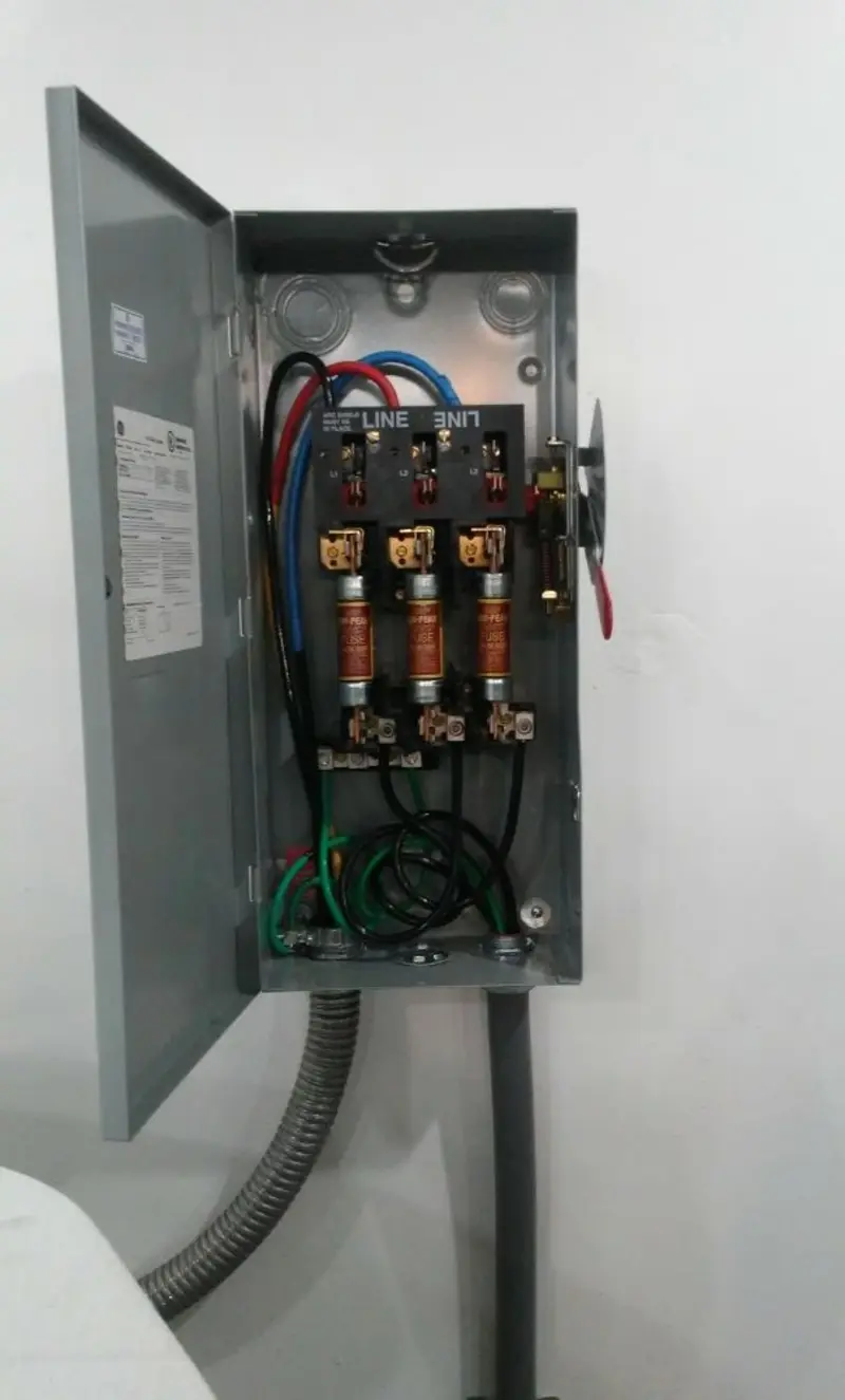 Three-phase disconnect switch installed for Smoke Detector Installation in Amsterdam